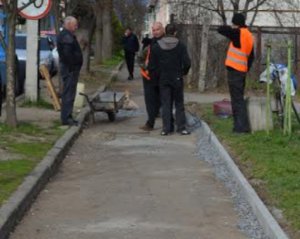 Городская власть судится с женщиной, которая отремонтировала тротуар