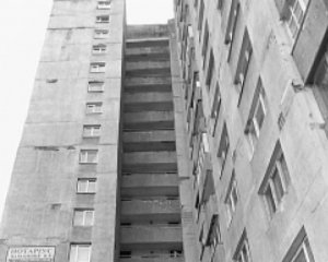 Чоловік вистрибнув з 16 поверху на очах у перехожого