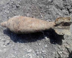 Мину времен Второй мировой вырыли экскаватором