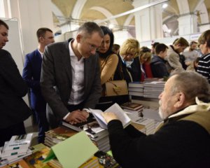 Ложкін задекларував колекцію картин, книг та бігову доріжку