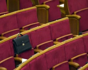 "Солдати цілодобово в окопах, а нардепи більш як місяць гуляють" - Раду розкритикували