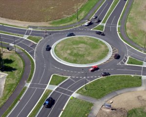 Ввели новые правила пересечения перекрестка с движением по кругу