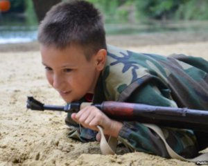 Журналисты показали, как боевики учат детей воевать