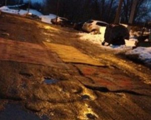 В России дорогу отремонтировали коврами