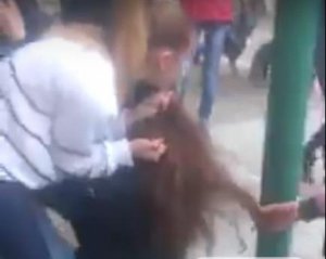 Знайшли ще одне відео бійок між чернігівськими школярками