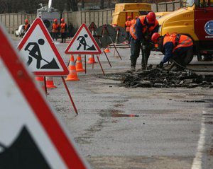 В Укравтодорі назвали вартість ямкового ремонту дороги
