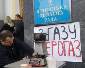 Активісти топили шоколадки в знак протесту