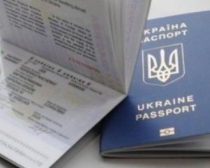 Сколько украинцев ежедневно получают загранпаспорта