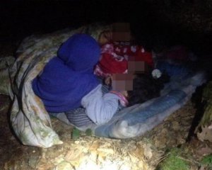 Мать оставила четырех детей ночевать в лесу