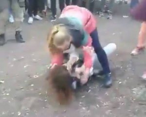 Избиение школьницы: обидчицы восьмиклассницы записали видеообращение