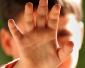 Вихователька указкою зламала дитині палець
