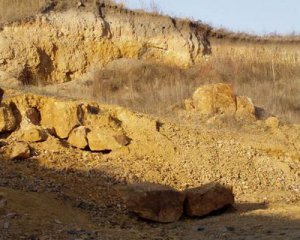 Селяни роблять дорогу із залишків метеориту