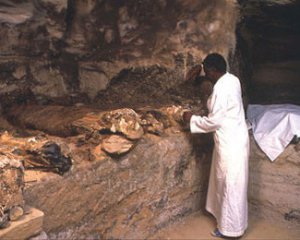Єгиптяни клали в саркофаг до мумії вино та золоті монети