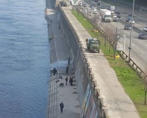 Кияни обуренні змиттям графіті на набережній
