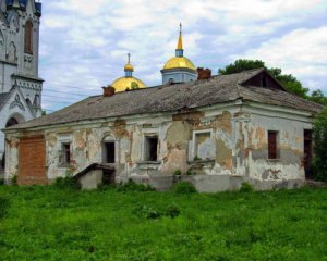 Монахи разрушают дом Михаила Коцюбинского