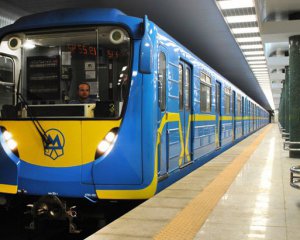Киевляне жалуются на едкий запах хлорки в метро