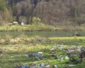 Реки в Карпатах завалены пластиковым мусором