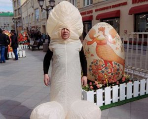 Російського телеведучого в костюмі пеніса затримали біля пасхального яйця