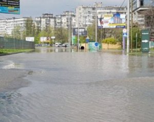 Затопило столичну вулицю