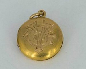 На дні океану знайшли медальон пасажирки Титаніка