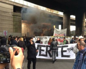 Французы вышли на акции протеста против Ле Пен