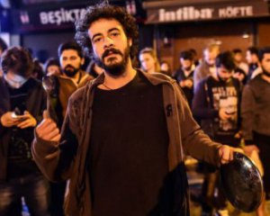 Турцию охватили протесты, люди бьют в сковородки и кастрюли