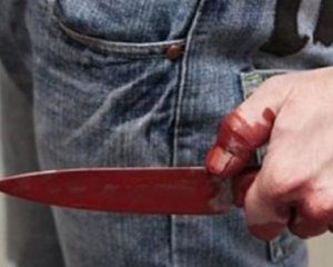 Троє чоловіків отримали ножові поранення після зробленого ними зауваження