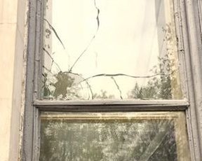 В Институте национальной памяти побили окна