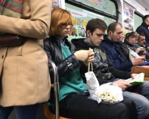 Скріплені у метро палички - користувачів соцмереж обурив сервіс столичного ресторану