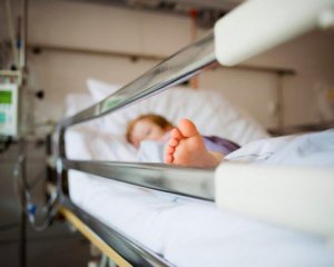 Дитину привалила гілка дерева, потерпілий у лікарні
