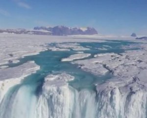 Появилось видео, как в Антарктиде образуются реки и водопады