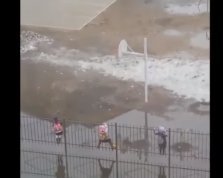 В российской провинции дети вынуждены добираться в школу по забору