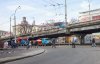 У Києві обсипається Шулявський міст. Пошкоджені авто
