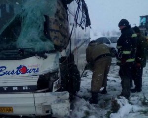 Грузовик врезался в автобус: есть пострадавшие