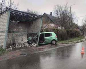 Автомобіль врізався в зупинку: є постраждалі