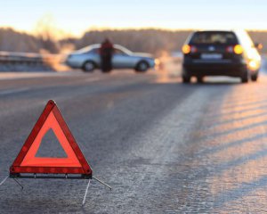 Лобове зіткнення на трасі: легковик протаранив два мікроавтобуси