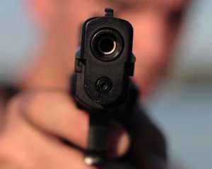 Поліцейський напідпитку стріляв у кривдників дружини