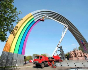 Перетворення арки Дружби народів на символ ЛГБТ викликало хвилю обурення в соцмережах