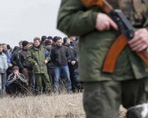 Бюджетников в ЛНР учат стрелять российские командиры