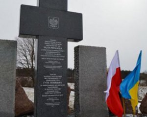 Приостановили легализацию польских мемориалов в Украине