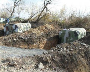 На Донбасі цивільних змушують рити окопи