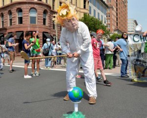 "Зробіть Америку думаючою знову" - тисячі людей вийшли на акції протесту проти політики Трампа