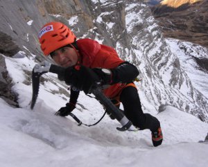 На Эвересте погиб известный альпинист