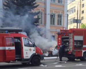 Біля столичного управління поліції горів автомобіль