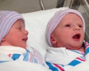 Новорожденные близнецы покорили сеть своими &quot;разговорами&quot;
