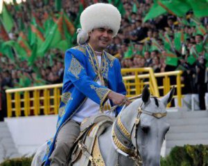 Джип, 7 скакунів і авторська пісня: президент Туркменістану підірвав соцмережі урочистостями на свою честь