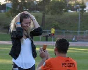 Показали відео романтичного освідчення футболіста перед матчем