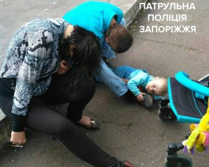 "Не було вже сил кричати": дитина кілька годин пролежала на асфальті, доки батьки спали
