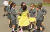 Интернет растрогала реакция детей на одноклассницу с протезом ноги