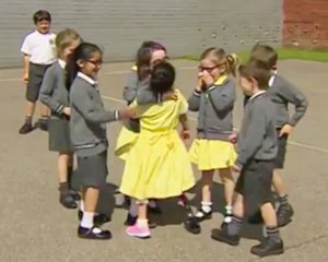 Интернет растрогала реакция детей на одноклассницу с протезом ноги